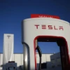 Biểu tượng Tesla tại một trạm sạc điện của hãng ở Hawthorne, California. (Ảnh: AFP/TTXVN)
