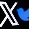 Biểu tượng nền tảng truyền thông xã hội X (trước đây là Twitter) trên màn hình điện thoại di động. (Ảnh: AFP/TTXVN)