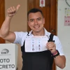 Ông Daniel Noboa bỏ phiếu trong cuộc bầu cử Tổng thống vòng 2 tại tỉnh Santa Elena. (Ảnh: AFP/TTXVN)