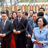 Trưởng Ban Tổ chức Trung ương Trương Thị Mai và các lãnh đạo dâng hương tại Nhà tưởng niệm Bác Hồ trong khu di tích. (Nguồn: Báo Nhân dân)