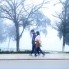 Khách du lịch tham quan Sa Pa trong tiết trời lạnh giá. (Ảnh: Quốc Khánh/TTXVN)