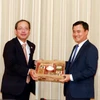 Ông Bùi Xuân Cường (phải), Phó Chủ tịch UBND Thành phố Hồ Chí Minh tiếp ông Uehara Atsushi (trái), Thứ trưởng Bộ Đất đai, Hạ tầng giao thông và Du lịch Nhật Bản. (Ảnh: Xuân Khu/TTXVN)