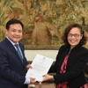 Đại sứ Bùi Văn Nghị (bên trái) trình bản sao Thư ủy nhiệm của Chủ tịch nước Võ Văn Thưởng tới Thứ trưởng thường trực Bộ Ngoại giao Brazil Maria Laura da Rocha. (Ảnh: TTXVN phát)