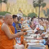 Người dân xếp hàng trang nghiêm và thực hiện nghi lễ Xaybat (cúng dường). (Ảnh: Đỗ Bá Thành/TTXVN)