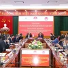 Ủy viên Bộ Chính trị, Giám đốc Học viện Chính trị quốc gia Hồ Chí Minh, Chủ tịch Hội đồng Lý luận Trung ương Nguyễn Xuân Thắng và Bộ trưởng cấp cao kiêm Bộ trưởng Điều phối an ninh quốc gia Singapore Teo Chee Tiêu Chí Hiền chủ trì tọa đàm. (Ảnh: Văn Điệp/TTXVN)