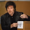Ứng cử viên Javier Milei bỏ phiếu trong cuộc bầu cử Tổng thống Argentina vòng 2 tại điểm bầu cử ở Buenos Aires, ngày 19/11/2023. (Ảnh: AFP/TTXVN)