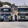 Xe tải chở hàng chờ qua cửa khẩu Kerem Shalom ở Rafah, ngày 5/9/2023. (Ảnh: AFP/TTXVN)