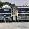 Xe tải chở hàng chờ qua cửa khẩu Kerem Shalom ở Rafah, ngày 5/9/2023. (Ảnh: AFP/TTXVN)