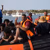 Hình ảnh người di cư tới đảo Lampedusa, Italy, sau khi được giải cứu, ngày 18/9/2023. (Ảnh: AFP/TTXVN)