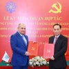 Trưởng Ban Đối ngoại Trung ương Lê Hoài Trung và Phó Chủ tịch Đảng Azerbaijan Mới Tahir Budagov trao bản thoả thuận hợp tác giữa hai Đảng. (Ảnh: Phương Hoa/TTXVN)