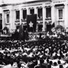 Nhạc sỹ Doãn Nho, tác giả của ''Tiến bước dưới quân kỳ'' chụp ảnh cùng Đại tướng Võ Nguyên Giáp. (Ảnh: Thể thao văn hóa)