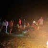 Lực lượng chức năng tổ chức tìm kiếm 2 học sinh nghi bị đuối nước, mất tích trong đêm trên sông Nậm Mộ. (Ảnh: TTXVN phát)