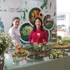 Gian hàng ẩm thực của các phu nhân Đoàn Ngoại giao Việt Nam tham gia triển lãm. (Ảnh: Xuân Tú/TTXVN)