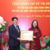 Chủ tịch nước Lương Cường trao Huy hiệu 30 năm tuổi Đảng cho Phó Chủ tịch nước Võ Thị Ánh Xuân. (Ảnh: Lâm Khánh/TTXVN)