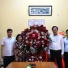 Bí thư Tỉnh ủy Hưng Yên Nguyễn Hữu Nghĩa (thứ 2 từ phải sang) tặng hoa chúc mừng Cơ quan Thường trú TTXVN tại tỉnh Hưng Yên. (Ảnh: Đinh Văn Nhiều/TTXVN)