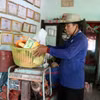 Người dân ở xã Quới Thiện, huyện Vũng Liêm, tỉnh Vĩnh Long, di dời đồ đạc sau khi căn nhà bị ngập nước. (Ảnh; Lê Thúy Hằng/TTXVN)