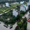 Một khu dân cư trên đường Nguyễn Lương Bằng, quận 7, TP Hồ Chí Minh, bị bao quanh bởi “biển nước” do mưa lớn và triều cường. (Ảnh: Thu Hương/TTXVN)