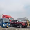 Hiện trường vụ tai nạn liên hoàn giữa 2 xe container và một ôtô 5 chỗ ngồi tại Km 26+000 thuộc xã Thạnh Đức, huyện Bến Lức, tỉnh Long An. (Ảnh: TTXVN phát)