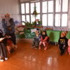 Điểm trường Bản Lồng, xã Tỏa Tình, tỉnh Điện Biên, dùng đèn sưởi để giữ ấm cho học sinh. (Ảnh: Phan Quân/TTXVN)