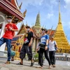 Khách du lịch tham quan Cung điện Hoàng gia ở Bangkok, Thái Lan. (Ảnh: AFP/TTXVN)