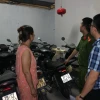 Lực lượng chức năng kiểm tra khu vực để xe tại một cơ sở kinh doanh cho thuê trọ. (Ảnh: Mạnh Khánh/TTXVN)