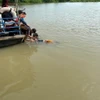 Lực lượng cứu hộ cứu nạn đã tìm thấy 1 thi đầu tiên trong vụ 3 bé gái mất tích trên sông Sài Gòn. (Ảnh: Dương Chí Tưởng/TTXVN)