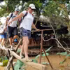 Du khách quốc tế trải nghiệm đi cầu khỉ tại cù lao Thới Sơn. (Ảnh: An Hiếu/TTXVN)