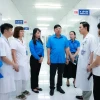 Đại diện Tổng Liên đoàn Lao động Việt Nam cùng Liên đoàn Lao động thành phố Hà Nội đến thăm, động viên và trao hỗ trợ cho các nạn nhân trong vụ cháy. (Ảnh: TTXVN phát)