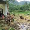 Người dân địa phương nỗ lực tìm người thân bị nạn sau lũ dữ. (Ảnh: Hồng Ninh/TTXVN)