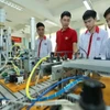 Giới thiệu mô hình tự động hóa cho sinh viên. (Ảnh: Hoàng Hiếu/ TTXVN)
