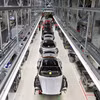 Xe điện Taycan được sản xuất tại nhà máy của hãng ôtô Porsche ở Stuttgart, Đức. (Ảnh: AFP/TTXVN)