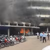 Xe cấp cứu đậu trong bãi xe cháy nghi ngút. (Nguồn: Báo Công an Nhân dân)