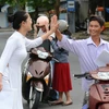 Phụ huynh chúc con thi tốt tại điểm thi Trường THPT Tôn Thất Tùng, quận Sơn Trà, thành phố Đà Nẵng. (Ảnh: Văn Dũng/TTXVN)