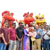 Du khách Ấn Độ vui mừng khi được đến Việt Nam. Trước khi đến Hạ Long, đoàn khách này đã đi tham quan tại Ninh Bình. (Ảnh: Thanh Vân/TTXVN)