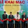Các đại biểu thực hiện nghi thức khai mạc chuỗi Hội chợ triển lãm. (Ảnh: Mỹ Phương/TTXVN)