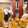 Du khách dâng lễ tại Đền Bà Chúa Kho. (Ảnh: Thanh Thương/TTXVN)