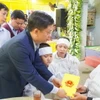 Phó Chủ tịch Thường trực UBND tỉnh Thừa Thiên-Huế Nguyễn Thanh Bình động viên gia đình chiến sỹ Công an hy sinh. (Nguồn: báo Thừa Thiên-Huế)