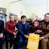 Phó Chủ tịch nước Võ Thị Ánh Xuân thăm, tặng quà cho Mẹ Việt Nam Anh hùng Đoàn Thị Diệp, tổ 10, phường Quyết Thắng, thành phố Sơn La. (Ảnh: Quang Quyết/TTXVN)