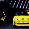Giám đốc điều hành của Tập đoàn Renault Luca de Meo, đứng cạnh chiếc xe điện Renault 5 được trưng bày trong ngày truyền thông của Triển lãm ôtô Geneva lần thứ 91, tại Geneva, Thụy Sĩ, ngày 26/2. (Nguồn: Reuters)