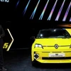 Giám đốc điều hành của Tập đoàn Renault Luca de Meo, đứng cạnh chiếc xe điện Renault 5 được trưng bày trong ngày truyền thông của Triển lãm ôtô Geneva lần thứ 91, tại Geneva, Thụy Sĩ, ngày 26/2. (Nguồn: Reuters)