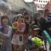 Người dân tham gia lễ hội té nước Songkran ở Bangkok, Thái Lan ngày 12/4 vừa qua. (Ảnh: AFP/TTXVN)