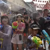 Người dân tham gia lễ hội té nước Songkran ở Bangkok, Thái Lan ngày 12/4 vừa qua. (Ảnh: AFP/TTXVN)