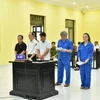 Bị cáo Phan Quốc Khải, nguyên Giám đốc Vườn Quốc gia Mũi Cà Mau (thứ 2, từ phải sang) và 4 thuộc cấp tại phiên tòa. (Ảnh: TTXVN phát)