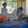 Bác sỹ thăm khám cho bệnh nhân đang điều trị lao. (Ảnh: Nhựt An/TTXVN)