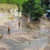 Lực lượng Quân đội vẫn đang tiếp tục tìm kiếm nạn nhân tại Làng Nủ trong ngày thứ 8 xảy ra lũ ống, lũ quét. (Ảnh: Hoàng Hiếu/TTXVN)