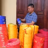 Thời điểm này, làng nghề khăn xếp Giáp Nhất tất bật sản xuất hàng phục vụ nhu cầu thị trường trong lễ cưới hỏi và các lễ hội đầu năm. (Ảnh: Công Luật/TTXVN)