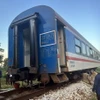 Hiện trường tàu SE 2 bị trật bánh khỏi đường ray tại km 720+950 ở huyện Phú Lộc, tỉnh Thừa Thiên-Huế. (Ảnh: TTXVN phát)