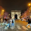 Đại lộ Champs Elysée được trang hoàng lộng lẫy để đón Năm Mới. (Ảnh: Thu Hà/Vietnam+)