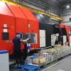 Công nhân nhà máy TAZMO VIETNAM làm việc trên các máy móc hiện đại của Nhật Bản. (Ảnh: Minh Hưng/TTXVN)