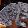 Đồng 100 USD . (Ảnh: AFP/TTXVN)